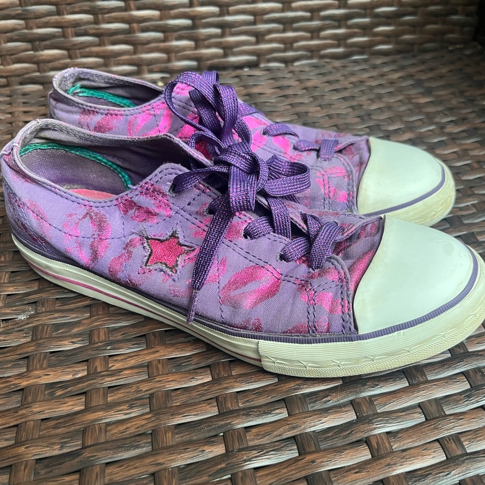 Converse Glittery Kiss low tops💋💜